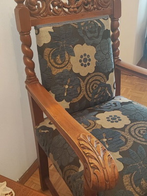 Ξύλινη πολυθρόνα με σκαλιστή πλάτη και floral ταπετσαρία