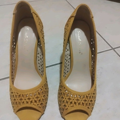 Peep toe mustard pumps like new, size 36