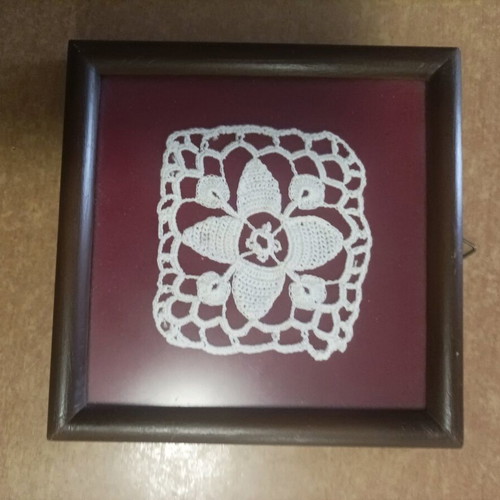 Embroidered frames new, set of 4 with matte glass