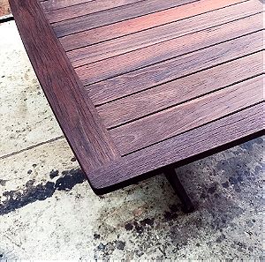 Τραπέζι εξωτερικού χώρου από ξύλο.