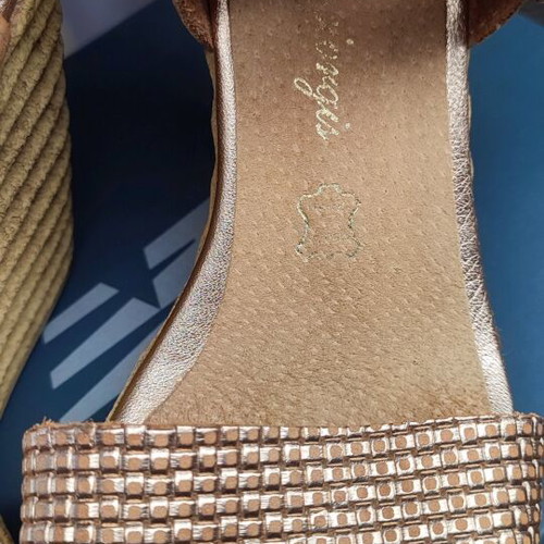 Leather sandals in gold color worn once, size 39