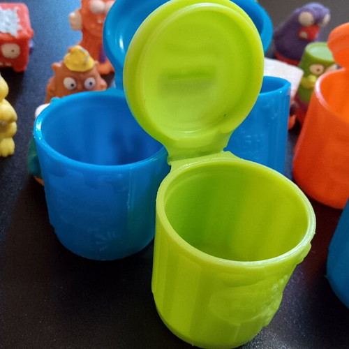 The Trash Pack figures and bins collection, like new, 14 figures & 6 bins