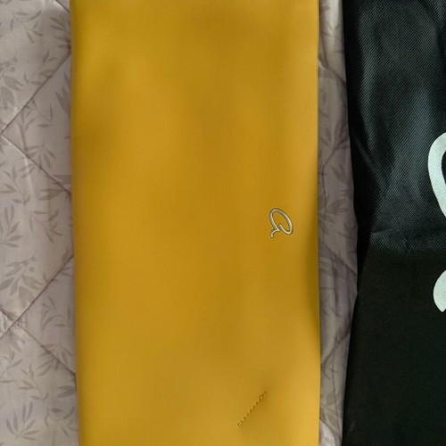 Axel yellow envelope bag like new with zipper and inner pockets