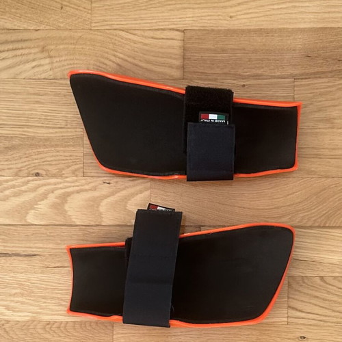 UFO elbow protectors for competitive skiing