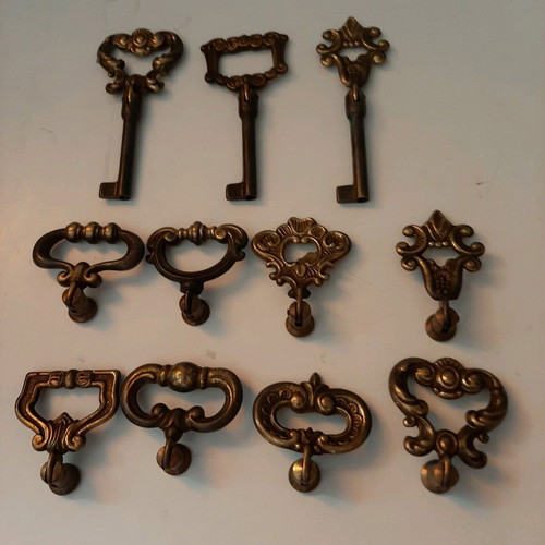 Vintage brass furniture knobs and keys like new