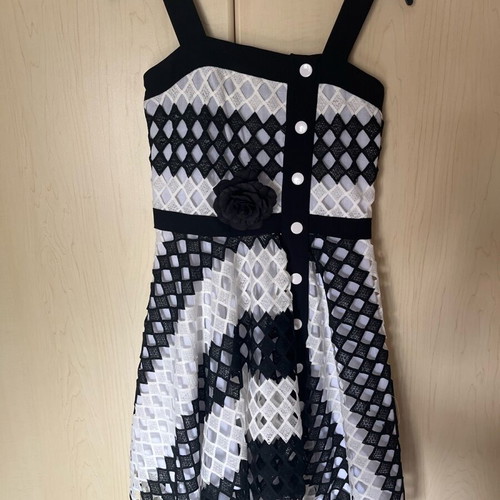Dress black and white like new, size XS/S with removable flower