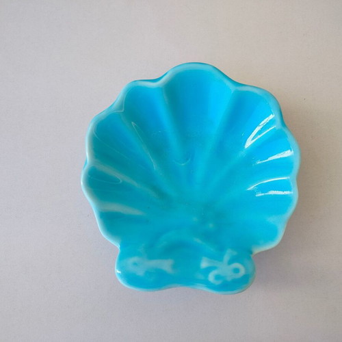 Porcelain decorative bowl shaped like a shell used