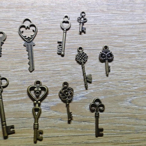 Decorative vintage keys set of 12, like new, brass look