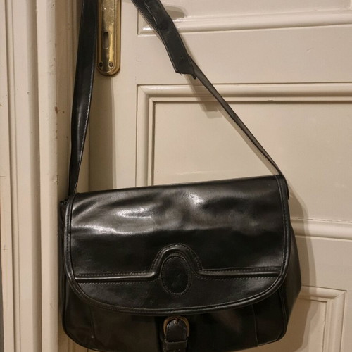 Women's leather shoulder bag in very good condition