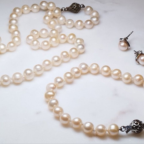 Majorica pearls Spain new with original box, ivory color, 7-9mm