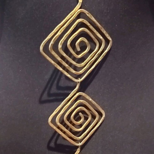 Metal necklace like new, long, gold with black chain