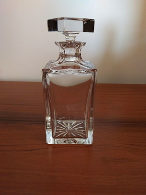 Lead crystal decanter with stopper like new
