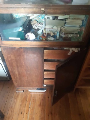 Drawer cabinet with display case
