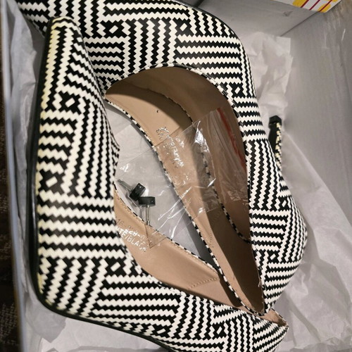 Voi Noi pumps new, size 37, black and white