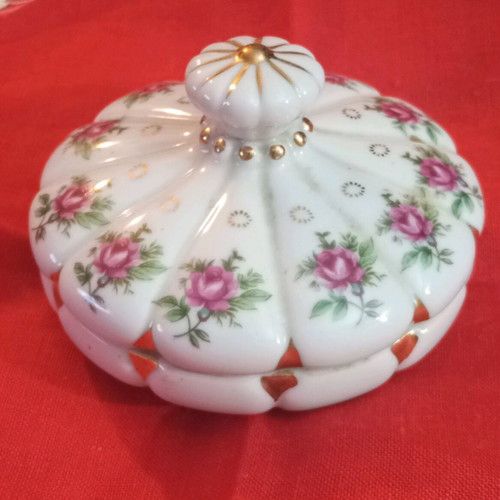 Porcelain jewelry box with gold details, like new, American vintage