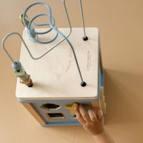 Little Dutch activity cube used