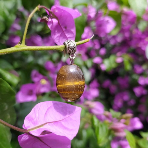 Pendant with tiger eye