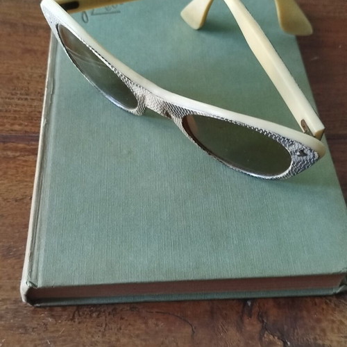 Vintage Cat-Eye Sunglasses used with Snakeskin Texture Frame
