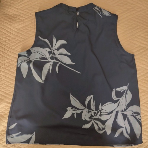 Set of 2 Shein sleeveless tops like new, white and blue