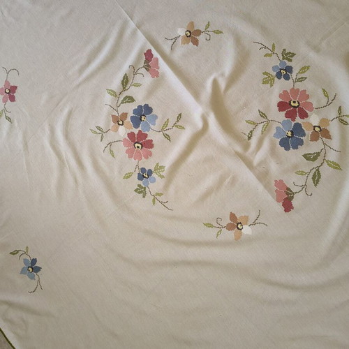 Woven beige tablecloth, 1.85m diameter