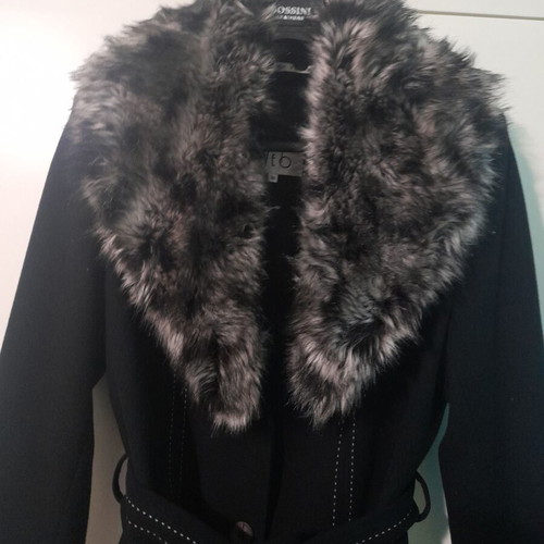 Wool coat Veto with stripe and detachable fur collar like new, black