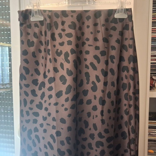 Leopard skirt like new with hidden elastic waist and side zipper