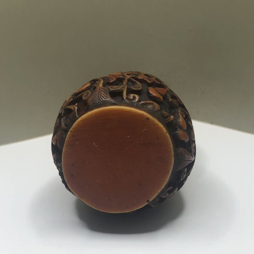 Vintage Chinese gourd shaped snuff bottle used
