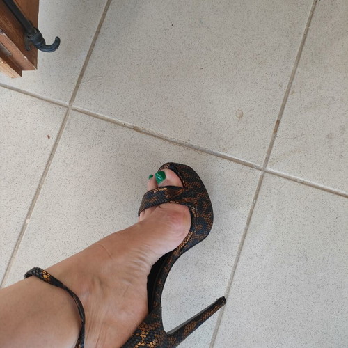 Sante platform sandals like new, size 39, black and gold