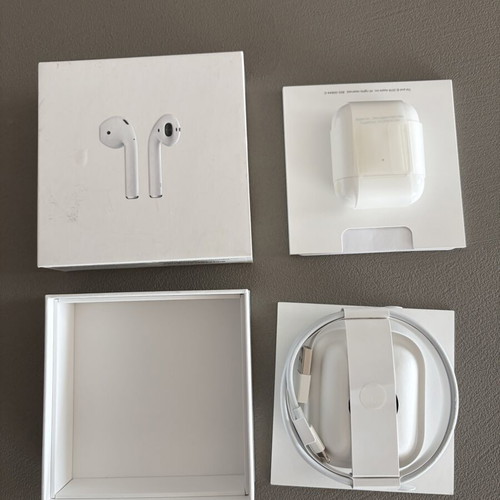 Apple AirPods 2 with wireless charging case