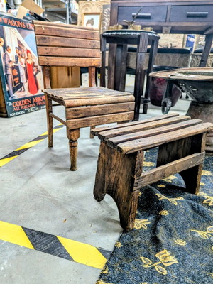 Винтидж комплект столче и табуретка употребяван, масивно дърво 1930-1950 г.