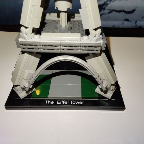 Lego 21019 Architecture The Eiffel Tower set like new, Landmark Series