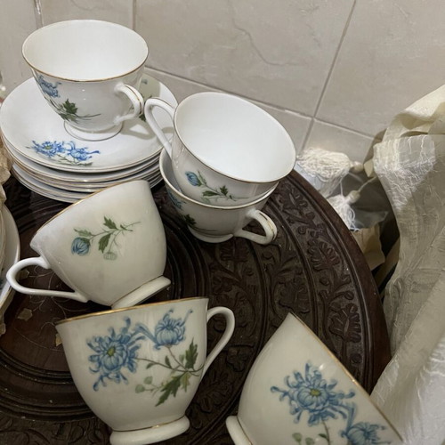 Vintage Chinese tea set like new with 6 cups and 6 dessert plates