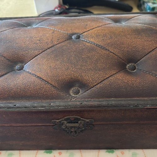 Wooden vintage quilted jewelry box like new, brown