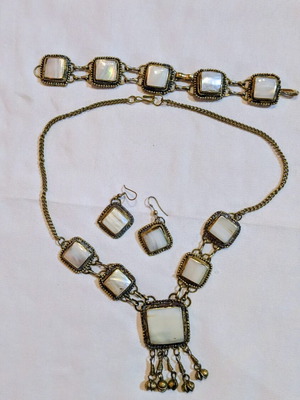 Vintage jewelry set from Sofia with white and gold tones, like new
