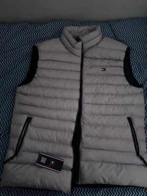 Tommy Hilfiger ανδρικό καπιτονέ αμάνικο μπουφάν σε γκρι, μέγεθος XL