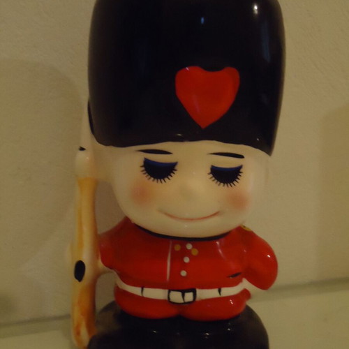English Royal Guard piggy bank porcelain like new, height 15 cm