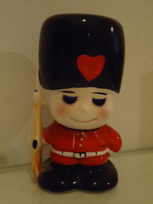 English Royal Guard piggy bank porcelain like new, height 15 cm