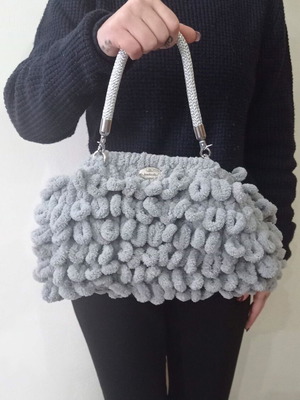 Χειροποίητη τσάντα χειρός Puffy Bag 20cm με μεταλλικό έλασμα, ανοιχτό γκρι Alize Puffy νήμα