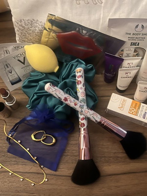 Cosmetics gift set with all samples like new