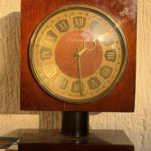 Vesna vintage mechanical table clock like new with key