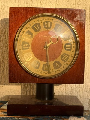 Vesna vintage mechanical table clock like new with key