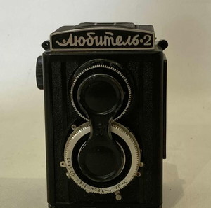 Αναλογική Σοβιετική φωτογραφική μηχανή Lubitel 2 Lomo , μεσαία φόρμα δύο φακών reflex, μαζί με θήκη.