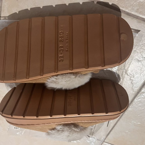 Beige outdoor fuzzy slippers, size 37