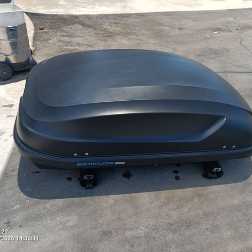 Universal Bermude 200 Roof Box like new with or without bars