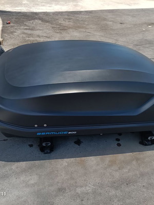 Universal Bermude 200 Roof Box like new with or without bars