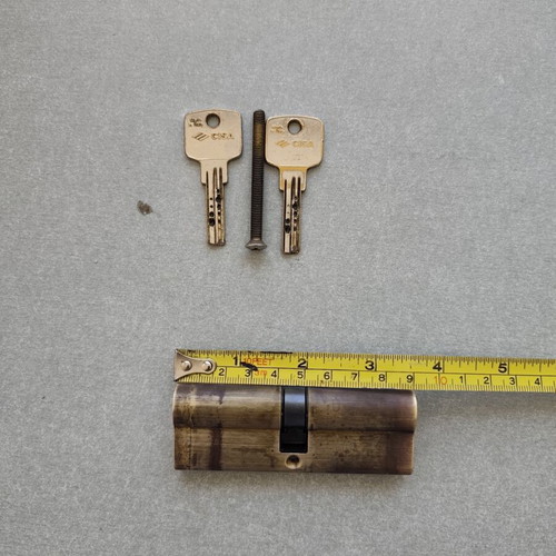 Cisa door lock cylinder used with 2 keys and central screw