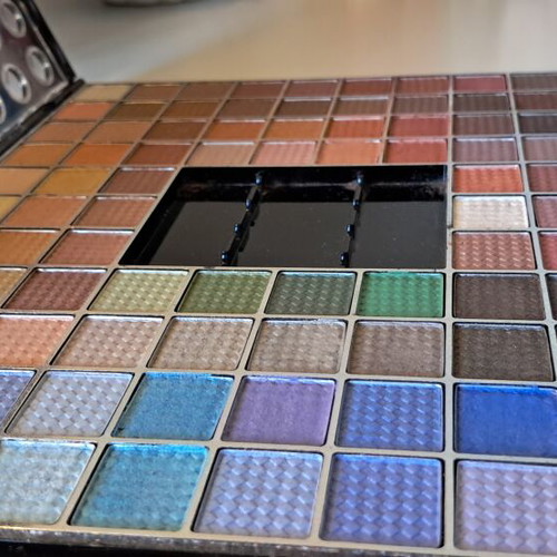 Eyeshadow palette with 98 shades like new