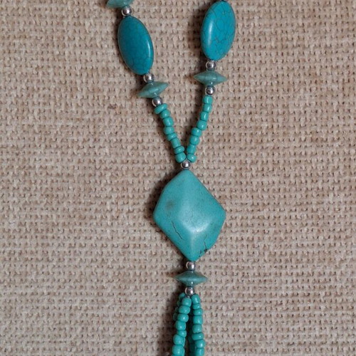 Long necklace with turquoise stones and silver beads