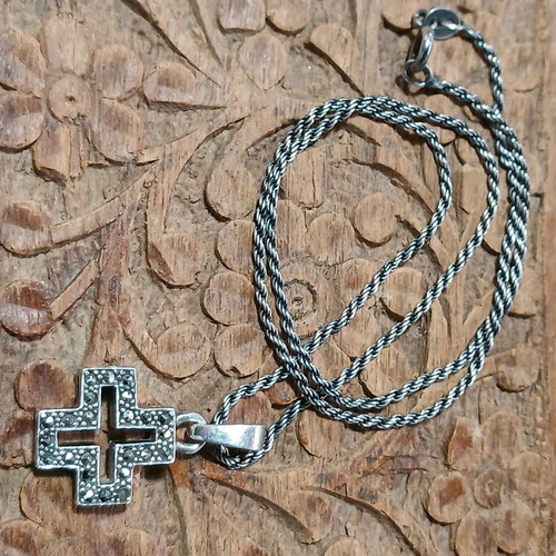 Silver cross with 925 chain used with missing stone