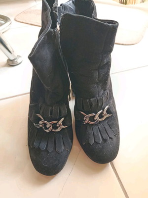 Black sitter-style ankle boots size 37 like new
